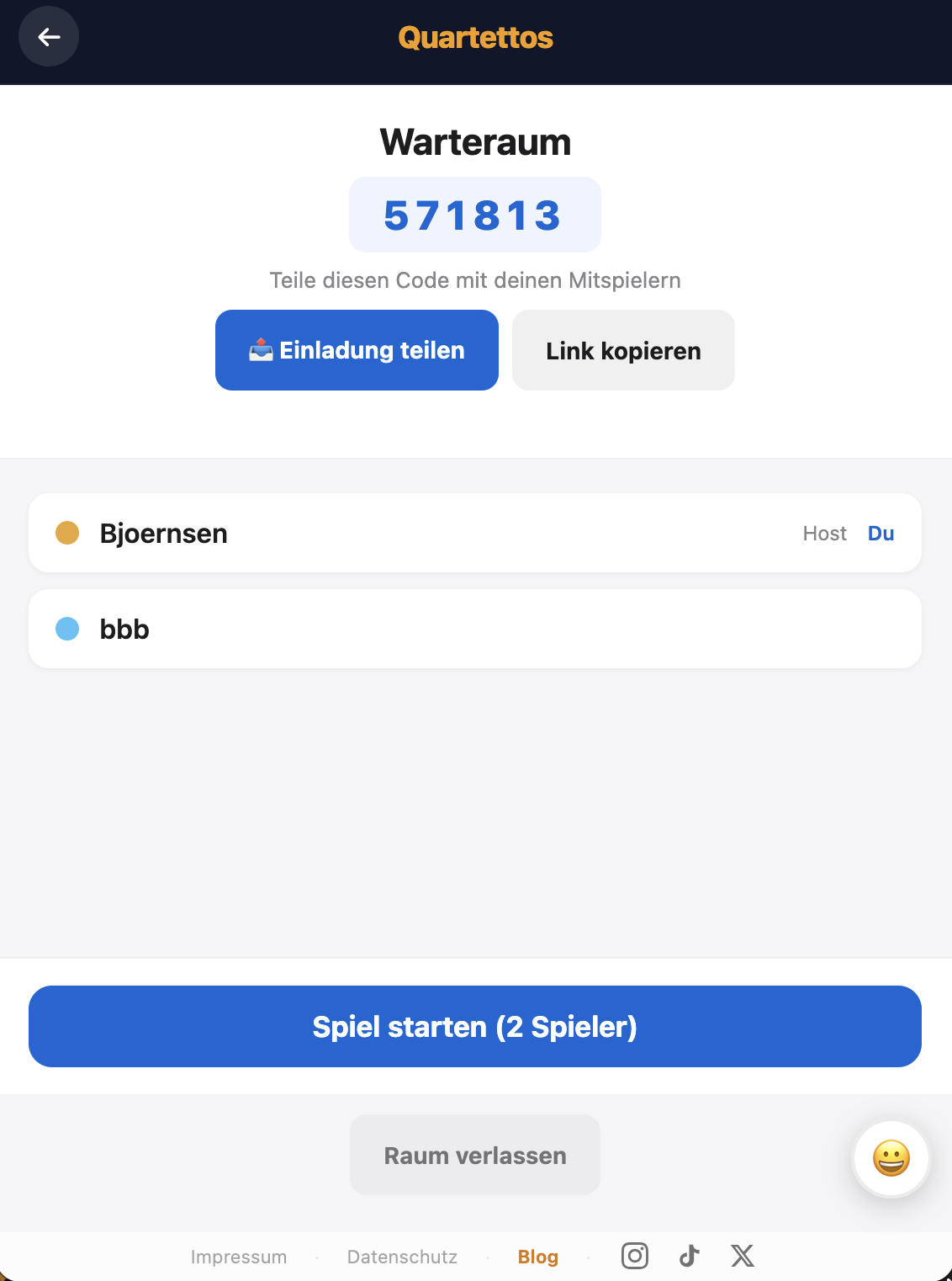 Multiplayer-Warteraum mit sechsstelligem Raum-Code, „Einladung teilen"-Knopf und zwei beigetretenen Mitspielenden in der Liste